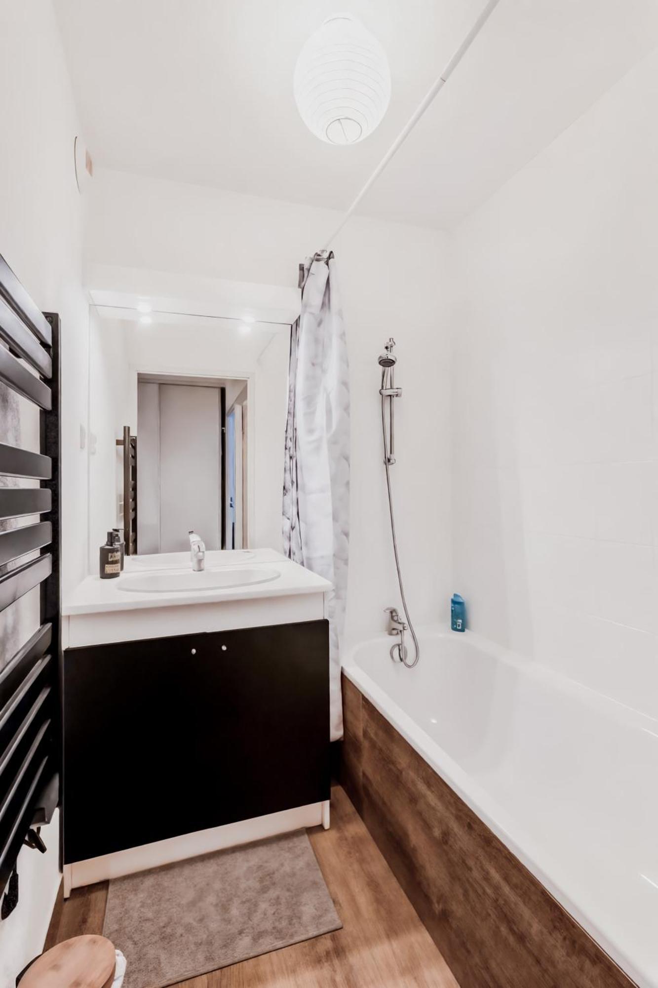 Superbe Appartement - Parking Gratuit - 4 Personnes Chambéry Eksteriør billede